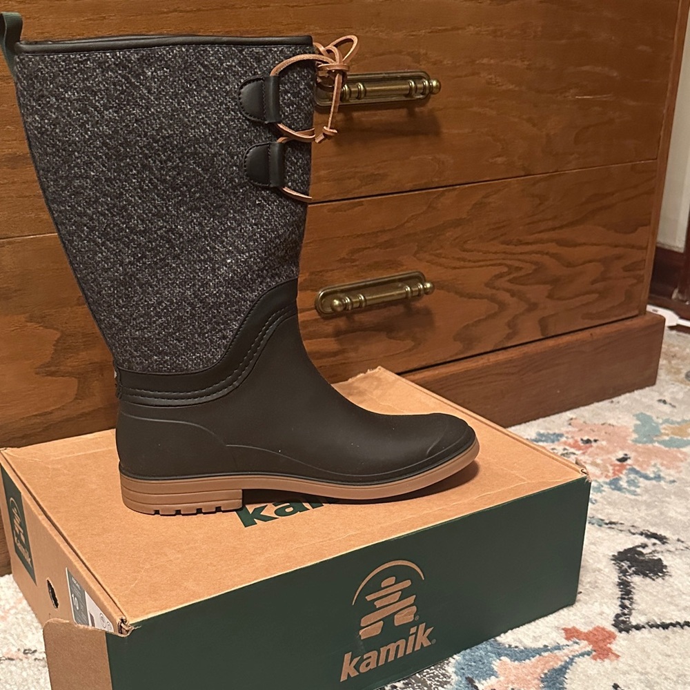 NWT Kamik Abigail Women's Size 10 Black and White Winter Boots